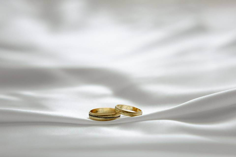 Anillos entre el traje
