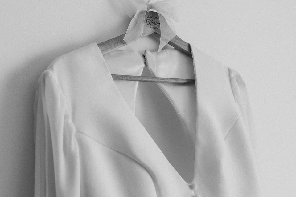 Traje de novia colgado