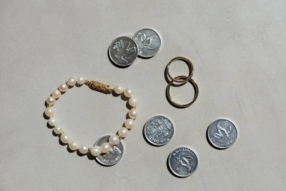 Detalles de anillos y pulsera