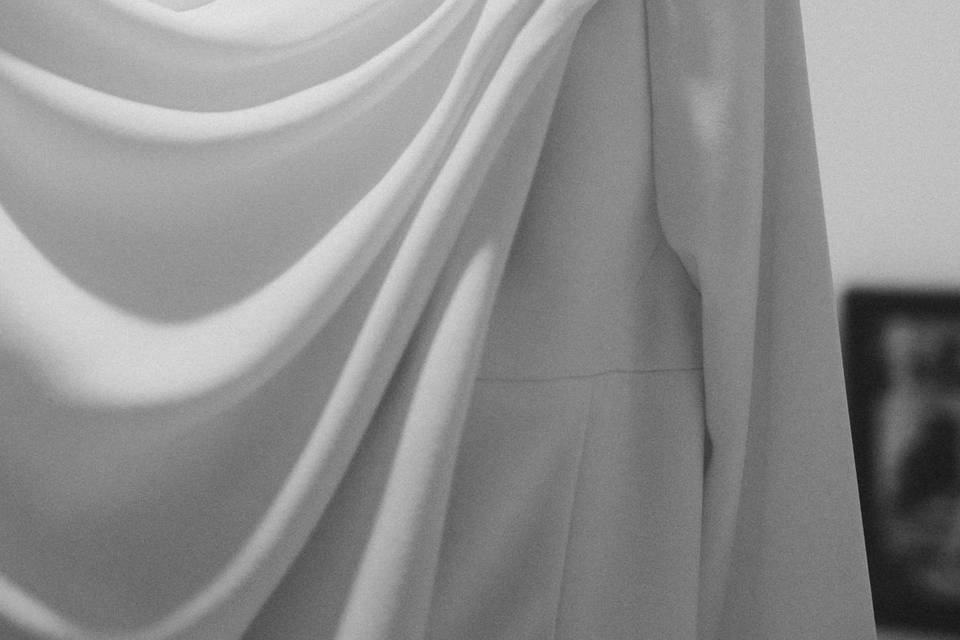Traje colgado en lampara