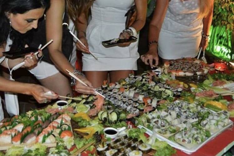 Mesa de sushi variado