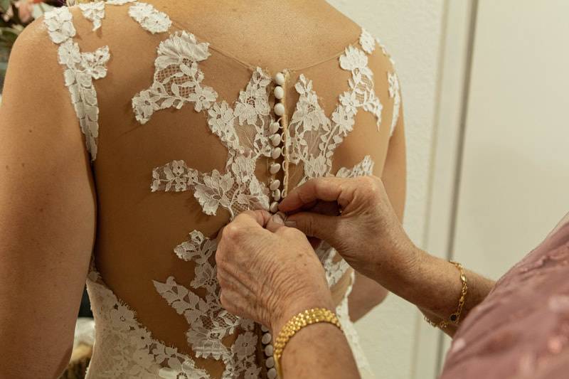 Abrochando el vestido de la novia