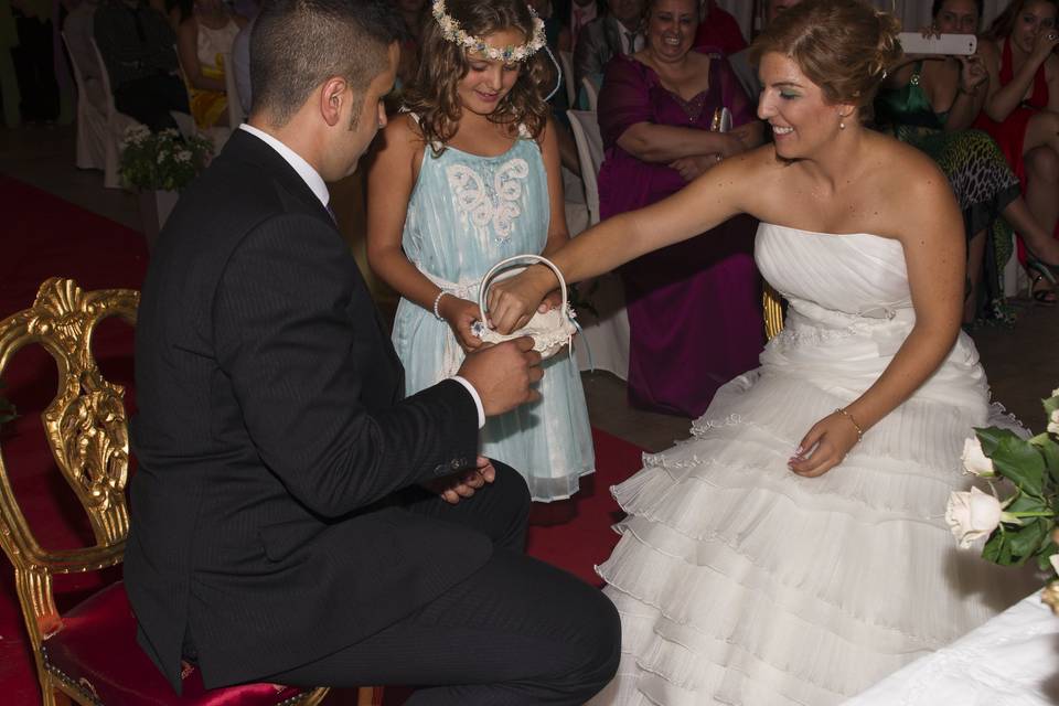 Novios cogiendo los anillos