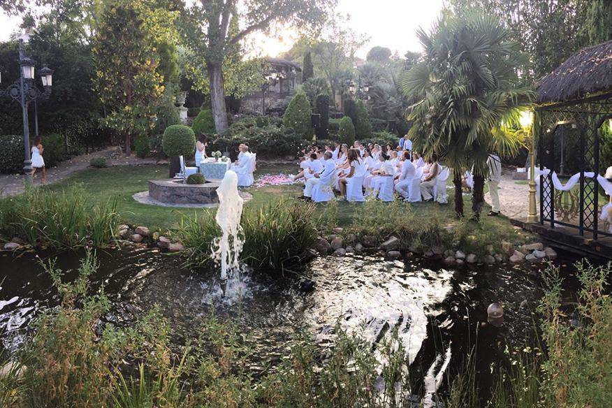 Boda ibicenca junto al lago