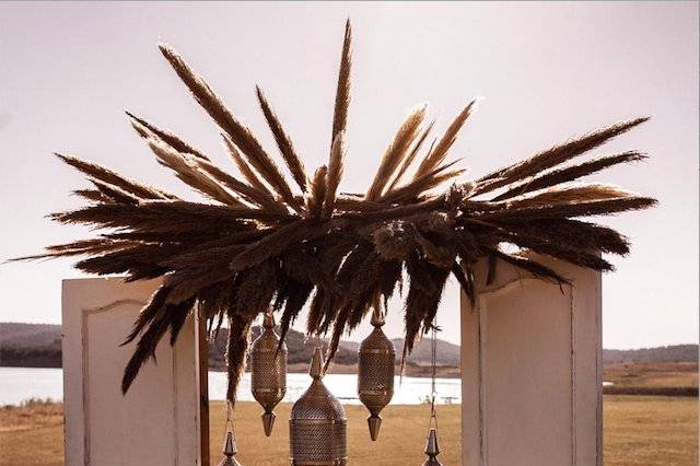 Altar con puertas y pampas