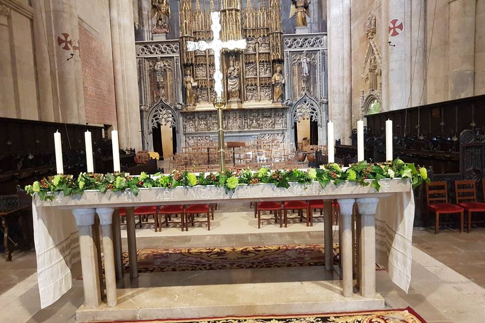 Arreglo floral encima del altar