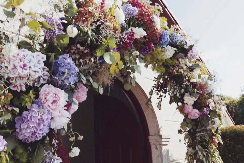 Arco de flores en capilla privada