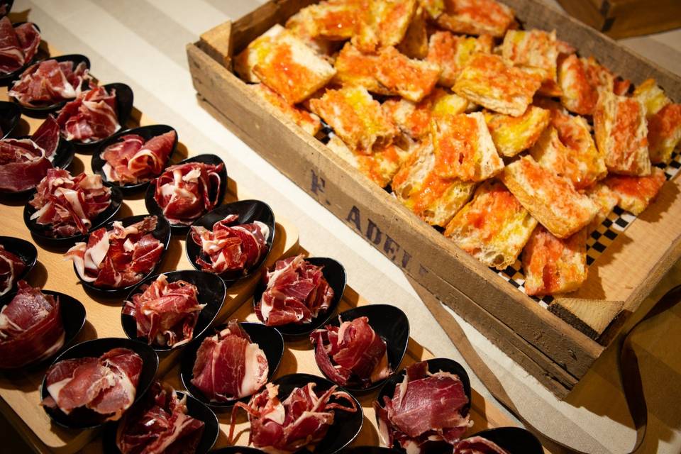 Virutas de jamón y pan de coca