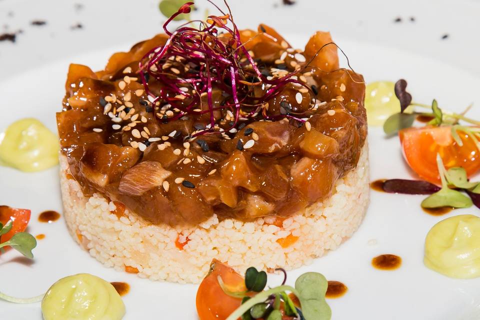 Tartar de salmón y cous-cous