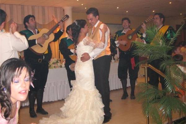 Sacando a bailar a los novios