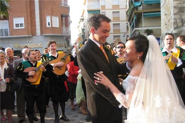 Tocando a la salida de la Iglesia