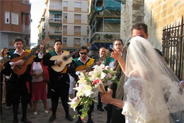 Tocando a la salida de la Iglesia