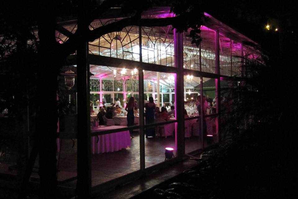 Led ambient light en salón para boda