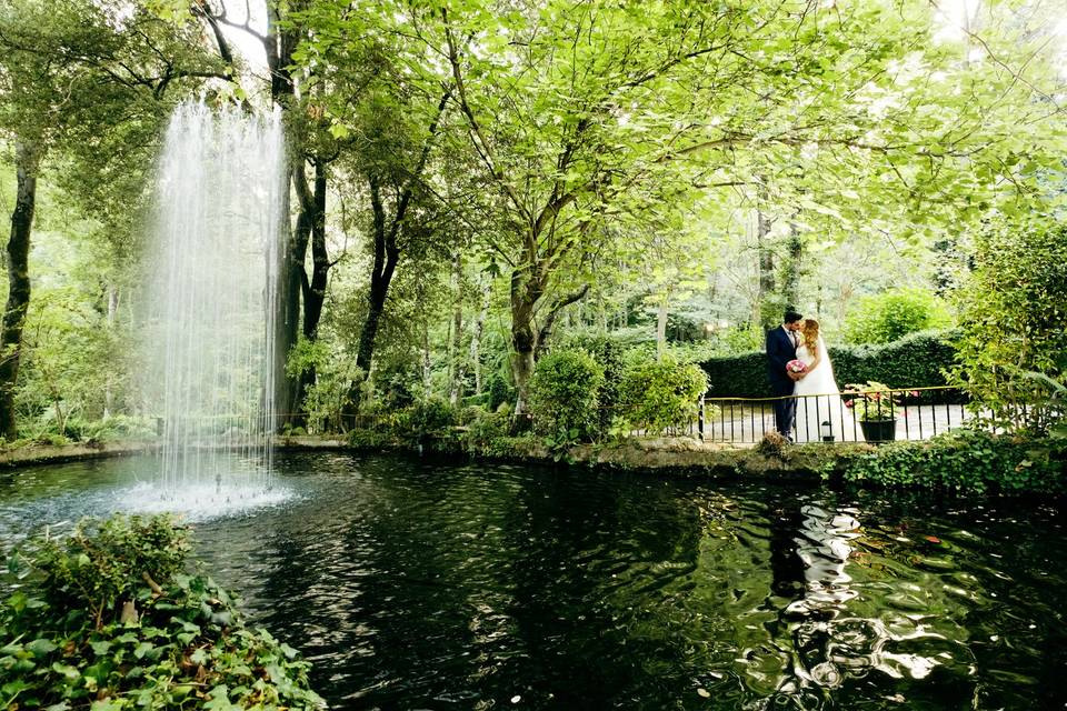 Novios en jardín