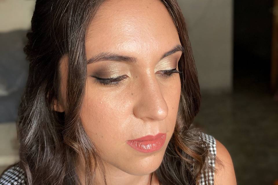 Glitter y eyeliner con piedras