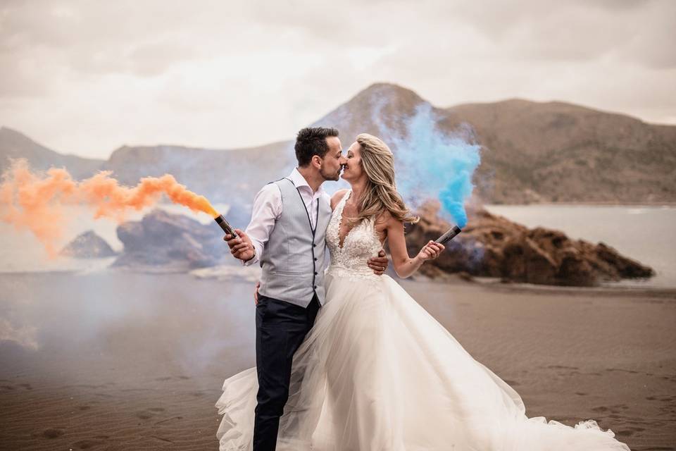 Postboda con humo de colores