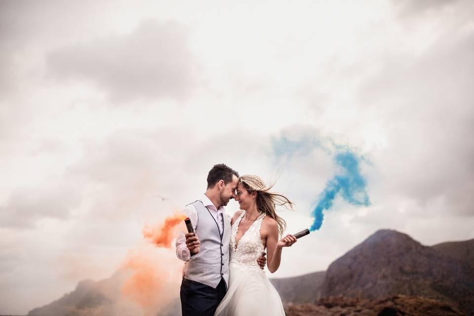 Postboda con humo de colores