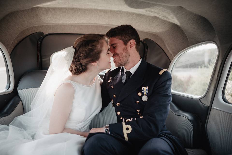 Novios en el coche