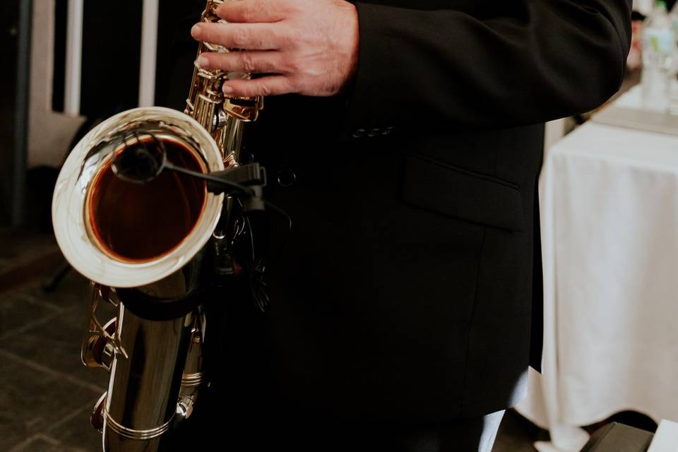 Con saxofón tenor