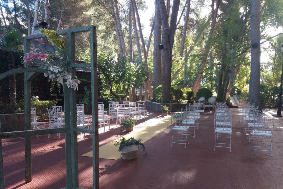 Boda entre flores y verde