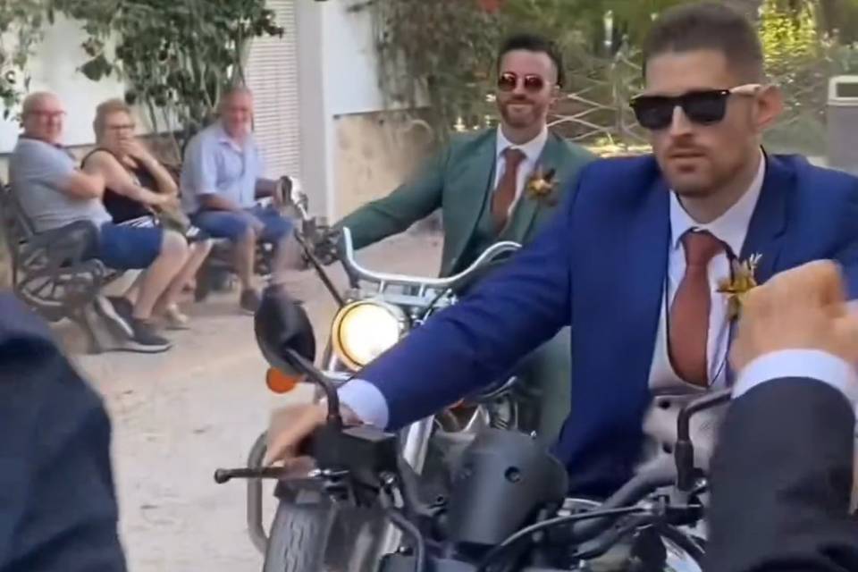 Entrada hermanos del novio
