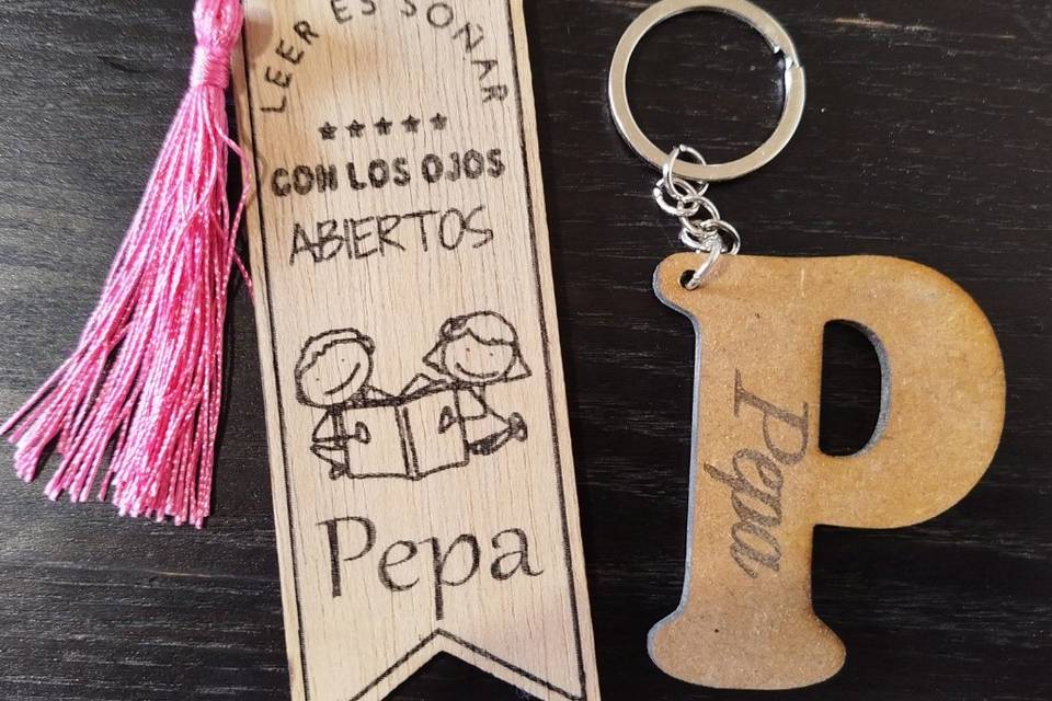 Conjunto marcapáginas y llaver