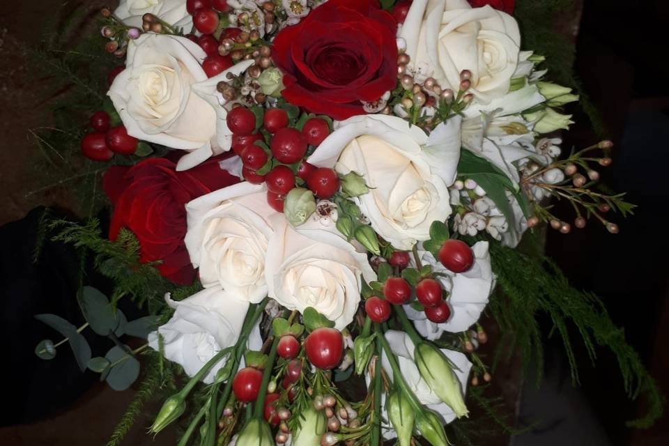 Combinación de rosas blancas y rojas