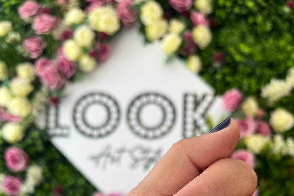 Manicura con un toque floral