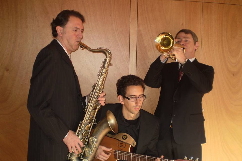 Versión trio con saxo, guitarra y trompeta