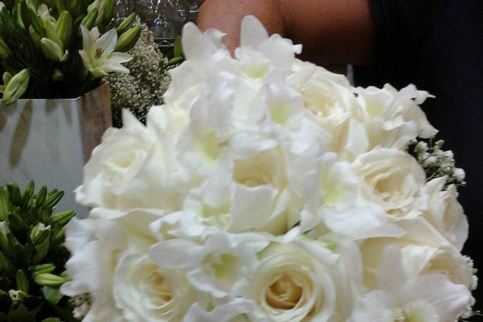 Ramo de novia de rosas y orquídeas