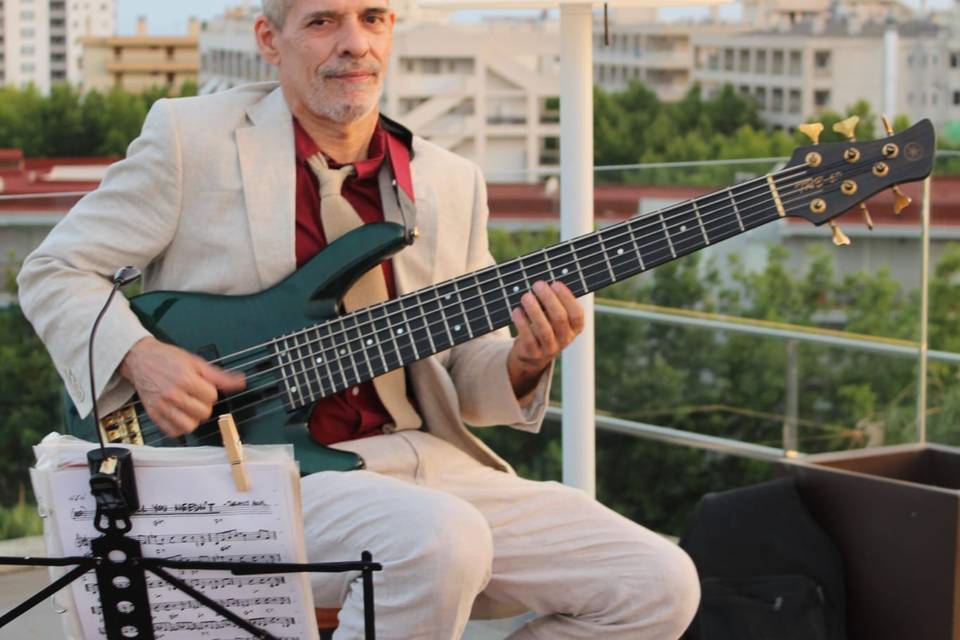 Bajo de 6 cuerdas