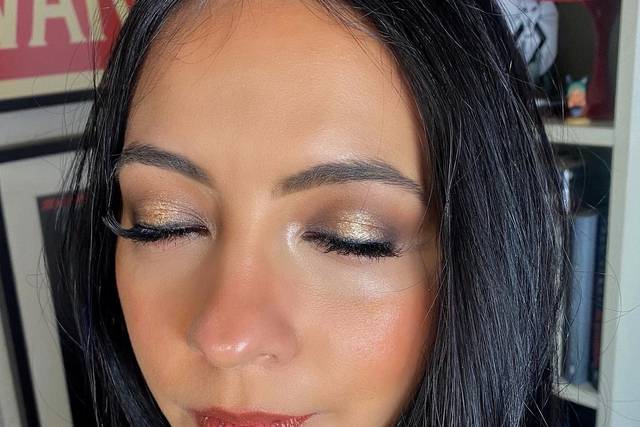 Maquillaje que destaca sus ojos