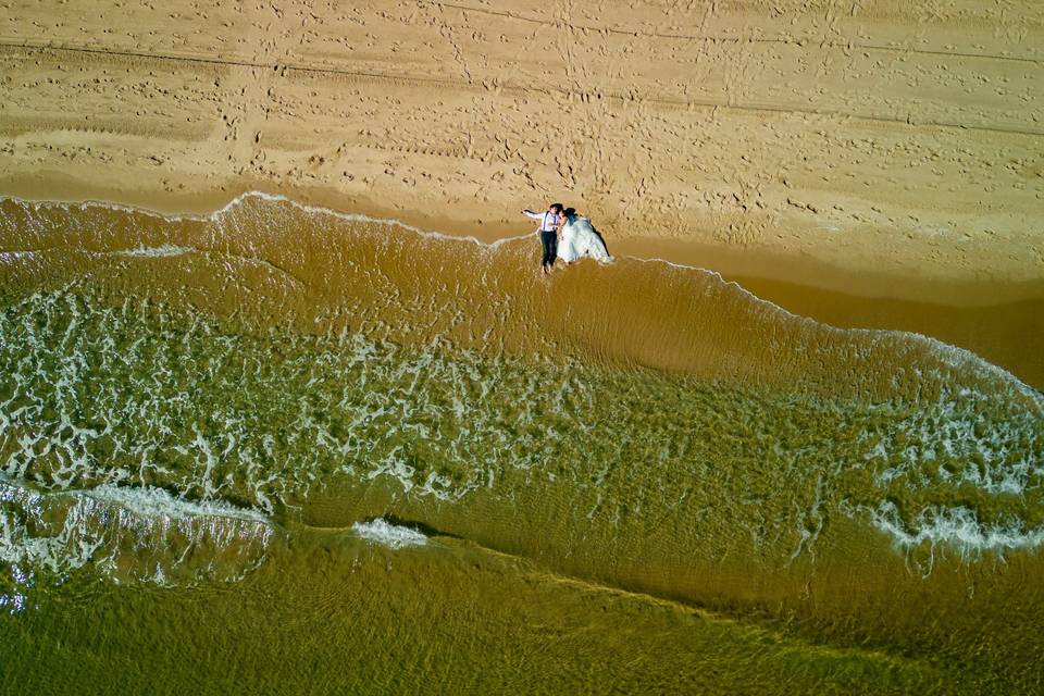 Postboda en la playa - dron