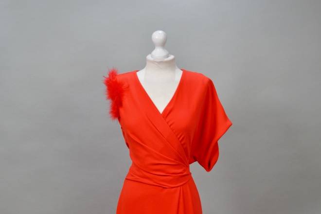 Vestido rojo con plumas