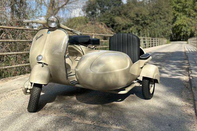 Vespa 125N con sidecar