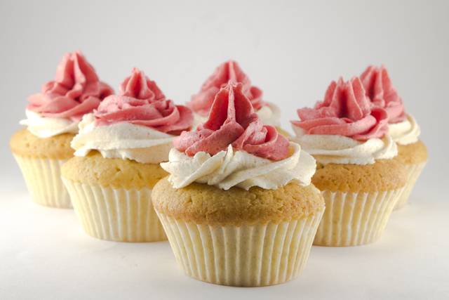 Cupcakes de chocolate con top de ganache de chocolate blanco