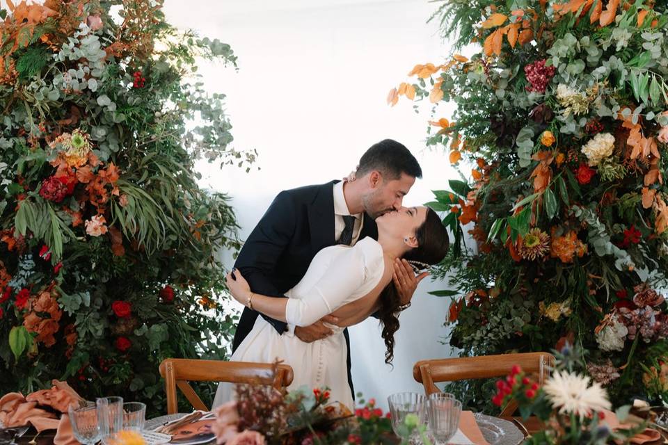 Beso en mesa nupcial