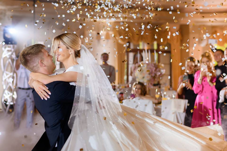 Baile con cañón de confeti