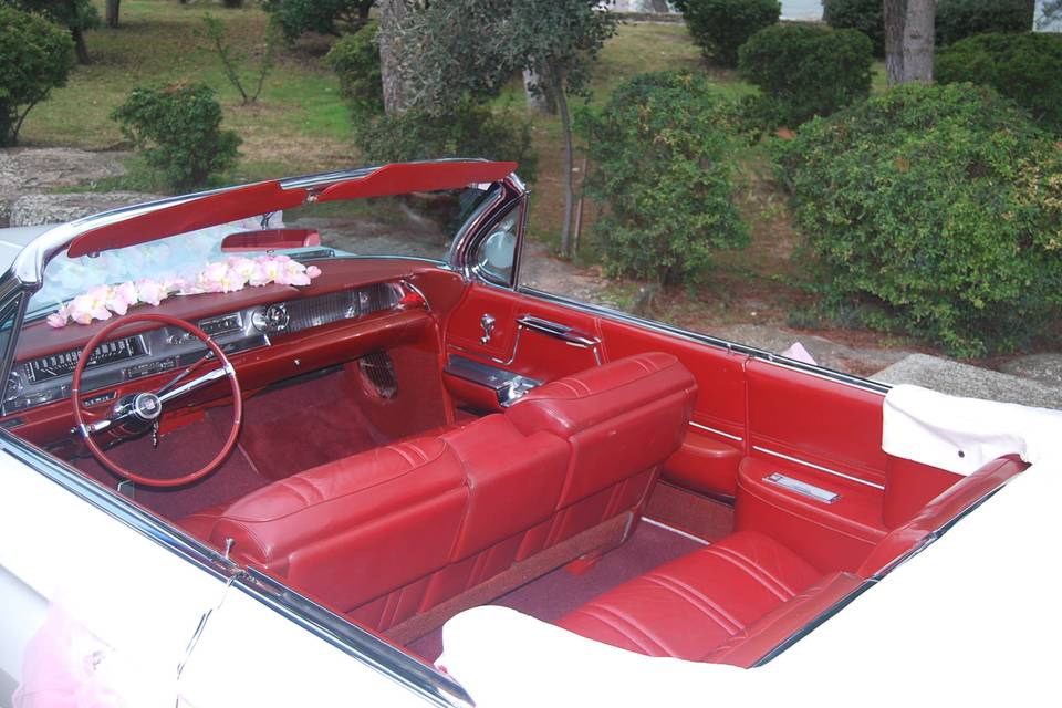 Cadillac del año 1962 con el interior rojo