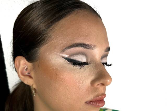 Cut crease