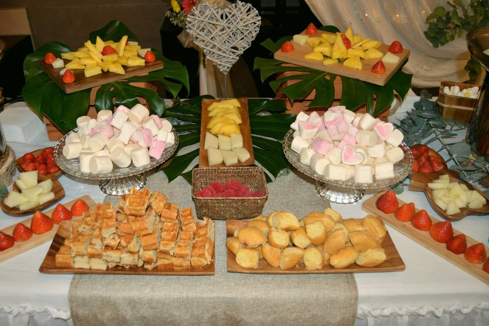 Buffet de dulces y frutas