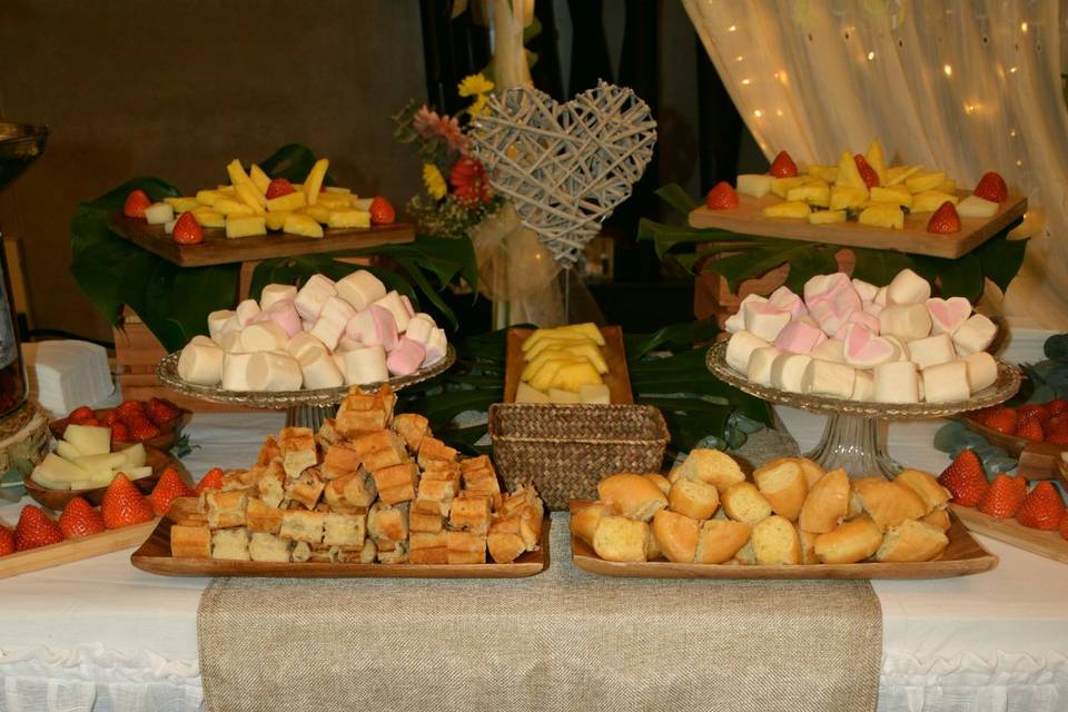 Buffet de dulces y frutas