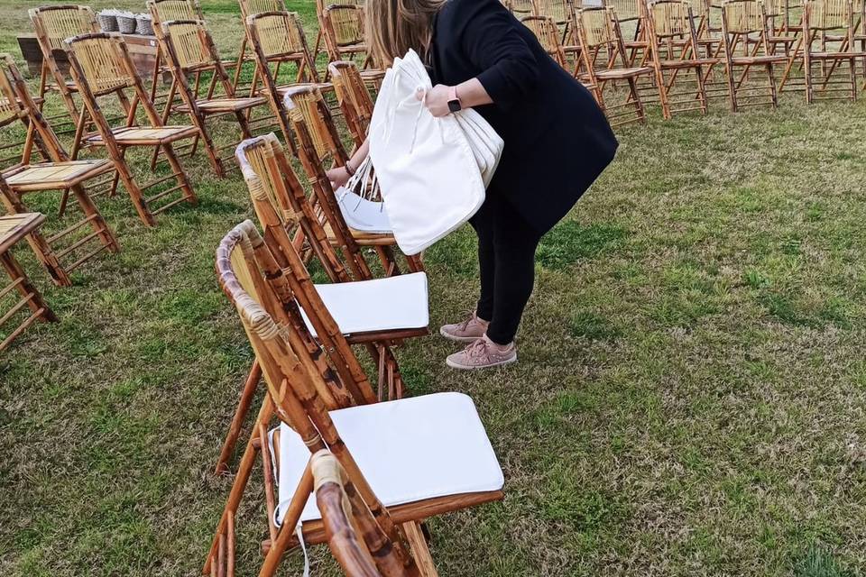 Colocación de sillas en ceremonia