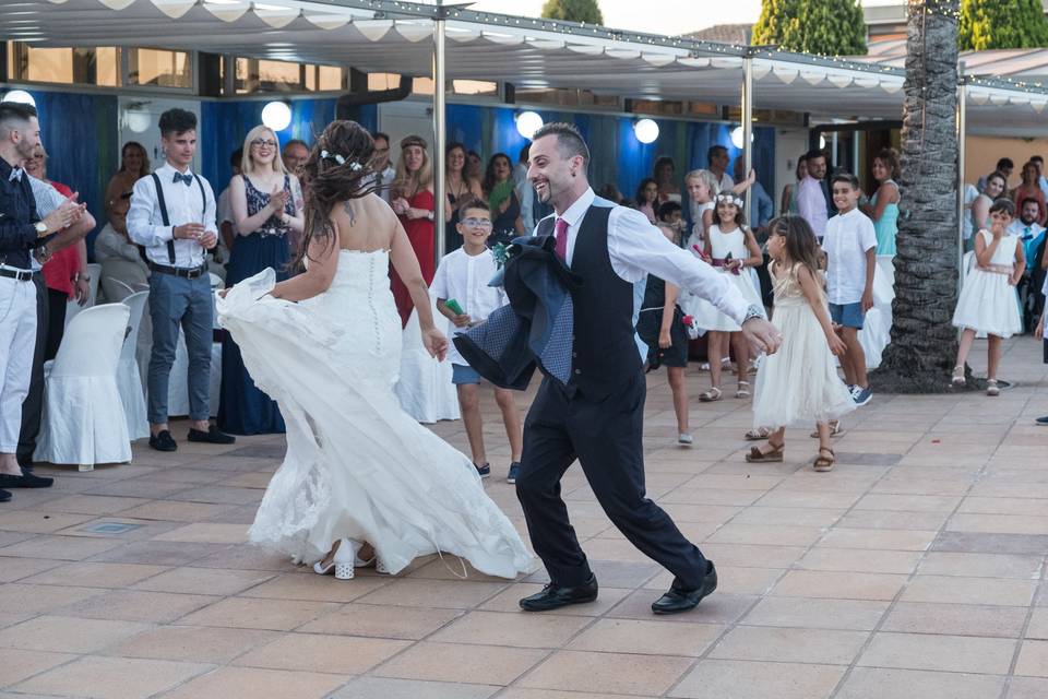 Foto de los novios bailando