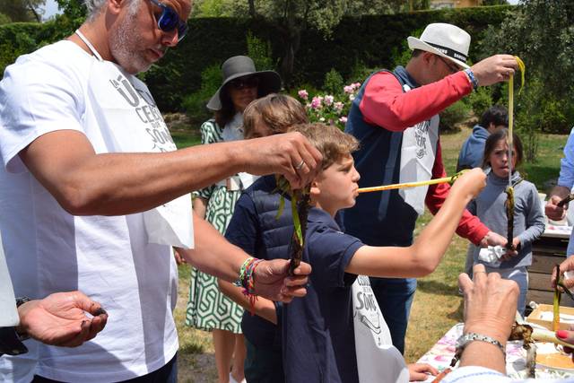 Invitados comiendo calçots