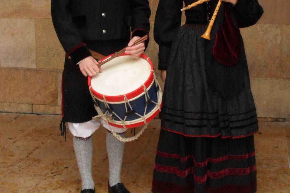 Pareja de gaita y tambor