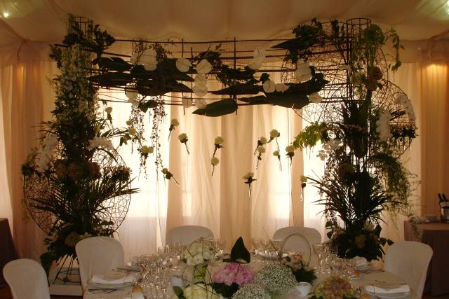 Mesa presidencial con decoración floral