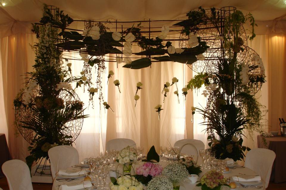 Carpa poligona con baile, telas decorativas, lámparas florales.