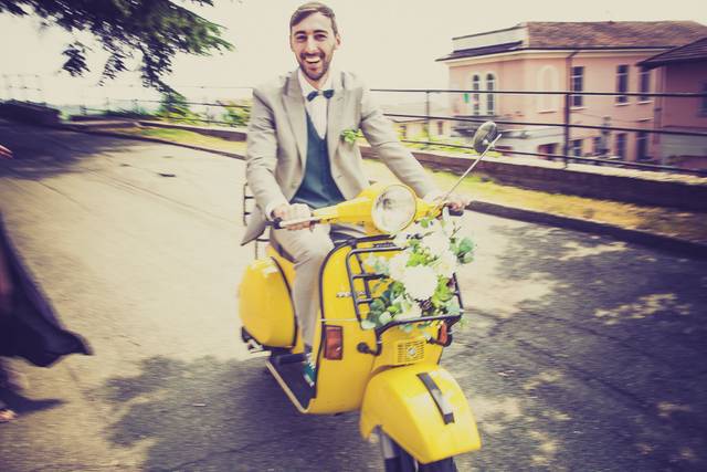 Llego en Vespa