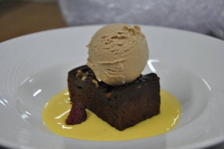 Brownie con crema de vainilla